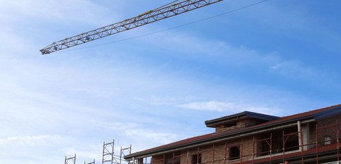 Lavori in corso nel cantiere edile in primavera - ripresa delle attività