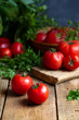 Świeże pomidory w rustykalnym otoczeniu
