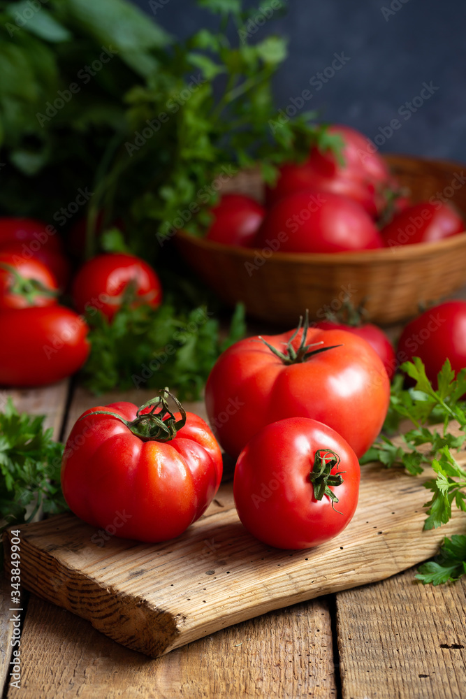 Obraz na płótnie Świeże czerwone pomidory na desce do krojenia w salonie