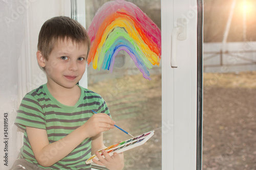 Fotomural The boy painted a rainbow on the window