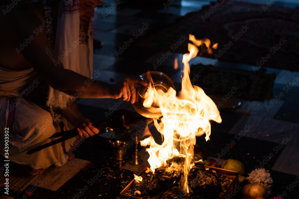 Indian Fire Ritual Foto de Stock items for the Indian Yajna ritual. Indian Vedic fire ...