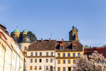 Markt in Stolpen und im Hintergrund die Burg Stolpen, Landkreis Sächsische Schweiz