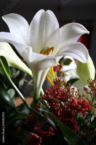 Liliens in einem Straußarrangement Tableau sur Toile