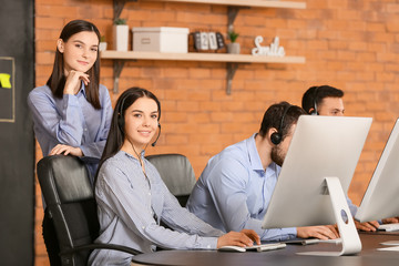 Canvas Print - Professional technical support agent teaching young people in office