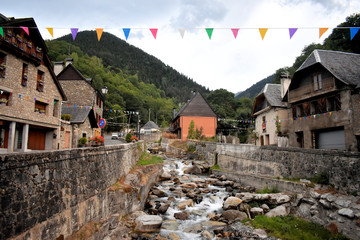 Río a su paso por un pueblo en la montaña durante las fiestas patronales 