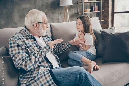 Fotografía Photo of funny two people old grandpa little granddaughter sitting comfort sofa