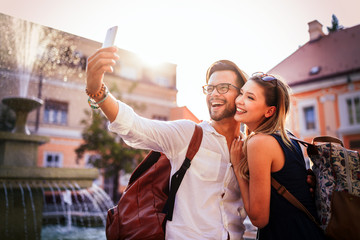 Canvas Print - Summer holidays, dating, love and tourism concept. Smiling couple in the city