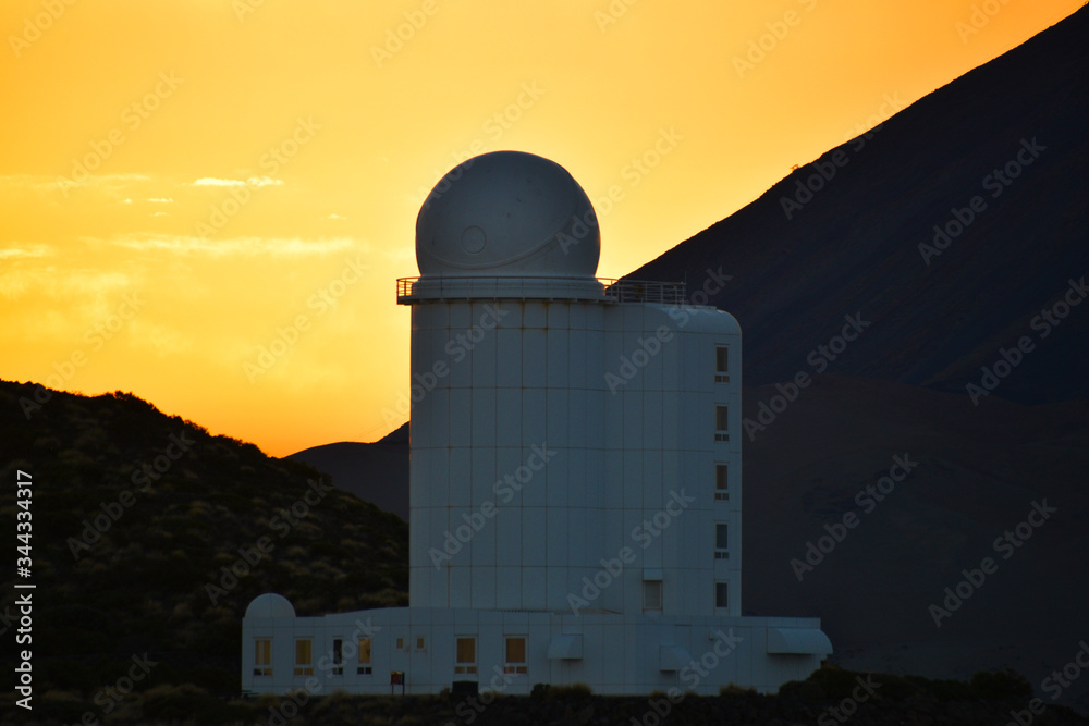 Kopuła teleskopu w obserwatorium astronomicznym del Teide przy zachodzie słońca - obrazy, fototapety, plakaty 