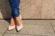 Damskie obuwie, kobiece buty w scenerii miejskiej.