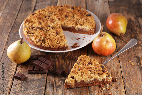 Fotografía homemade chocolate apple crumble on wood background