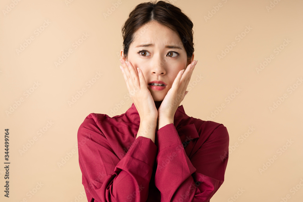 怯える女性 の Stock フォト | Adobe Stock