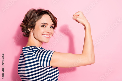 Fotografía Closeup profile photo of pretty lady good mood showing perfect biceps after gym