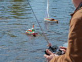 Ferngesteuertes Schiffsmodell wird auf einem See ferngesteuert