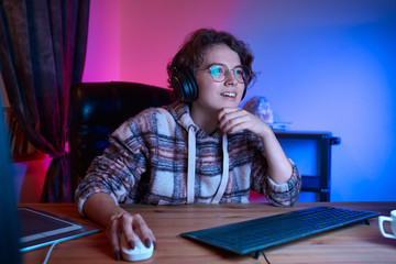 Aufkleber - Smiling young freelancer working from home sitting in a cosy chair at the desk with computer.