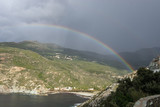 Fototapeta Tęcza - Arc-en-ciel et orage sur le Cap Corse, plage de Giottani