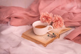 Pausa relax con libro, tè caldo e peonie rosa
