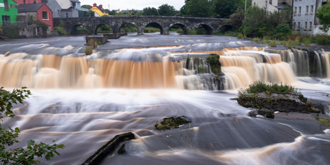  Cascada en el río Inagh a su paso por Ennistymon, condado de Clare, Irlanda