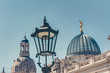 Historische Gaslaterne in Dresden - im Hintergrund die Frauenkirche und die Glaskuppel der Kunstakademie