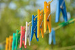 widok na wiszące na lince kolorowe klamerki do prania