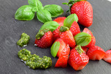 Erdbeeren mit Basilikum