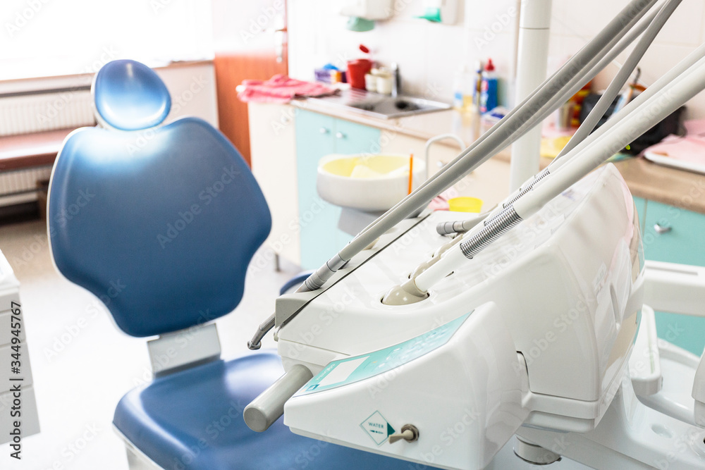Gabinet stomatologiczny, narzędzia dentystyczne i medyczne. - obrazy, fototapety, plakaty 