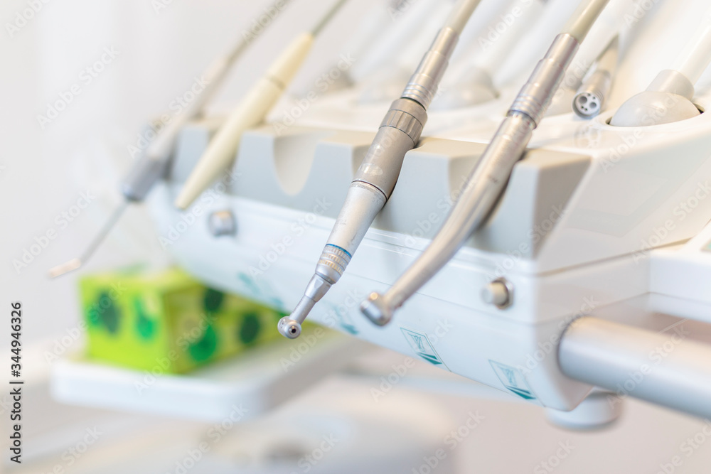 Gabinet stomatologiczny, narzędzia dentystyczne i medyczne. - obrazy, fototapety, plakaty 