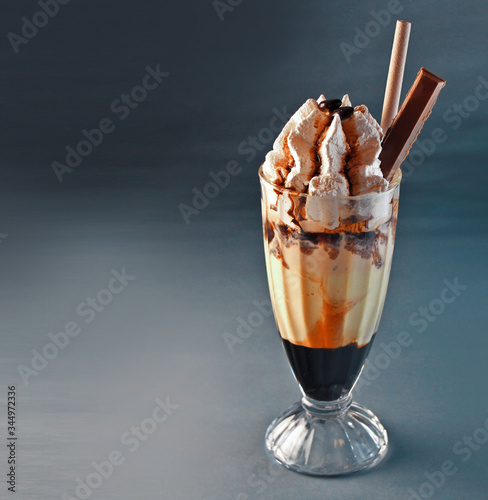 Fotografía Copa café helado. Helado de vainilla con crema