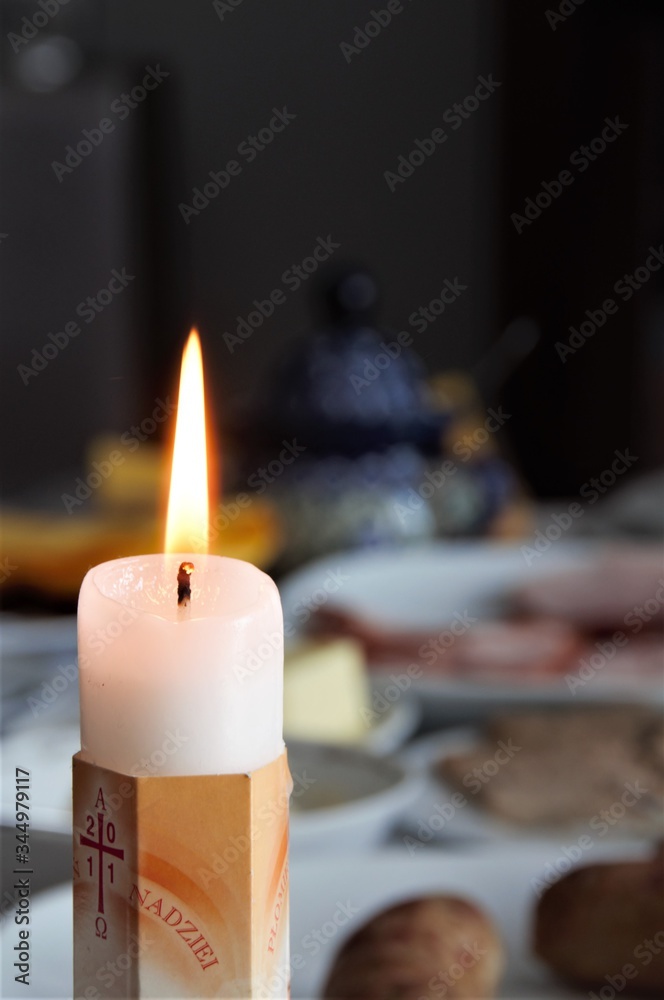 Piękna Wielkanocna świeczka na której  świeci płomień - obrazy, fototapety, plakaty 