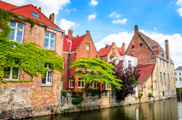 Wall Mural - Beautiful canal and traditional houses in the old town of Bruges (Brugge), Belgium