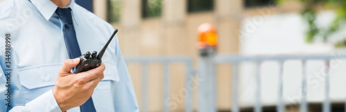 Fotografía Security Guard Holding Walkie-talkie
