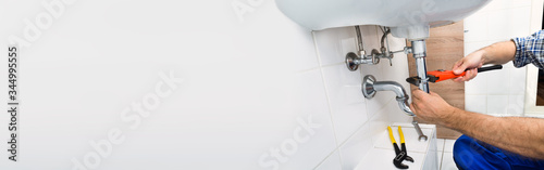 Cuadros en Lienzo Male Plumber Fixing Sink In Bathroom