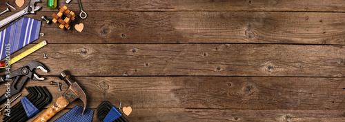 Fotomural Fathers Day theme corner border of gifts, tie and tools on a rustic wood banner background