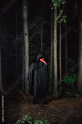 Fotografía Dark Creepy Person Wearing Plague Doctor Mask