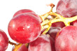 Bliskie zdjęcie owocu winogrona czerwonego izolowane na białym tle.
