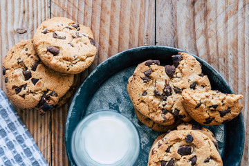 Biscuits aux pépites de chocolat brun et aux noisettes avec un verre de lait frais