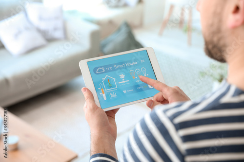 Photographie Man using application of smart home automation