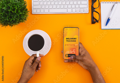 Fotomural African american woman hand holding a smartphone