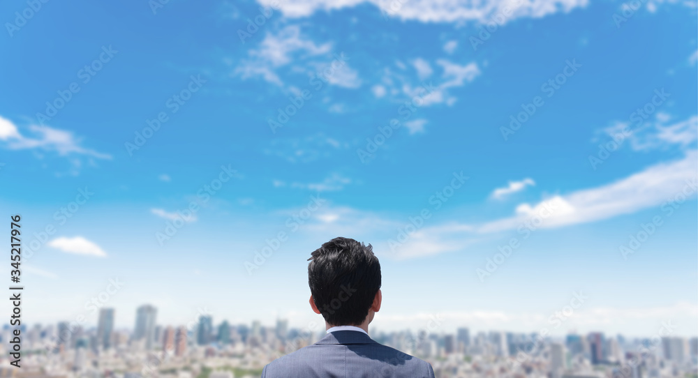 空を見上げる男性 Stock Photo | Adobe Stock