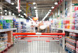 © Puwasit Inyavileart - Shopping cart in supermarket, Abstract blurred photo in shopping malls, Cart in the market concept.