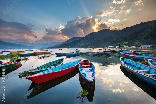 Fotografía Colorful boats in Phewa lake in Pokhara, Nepal