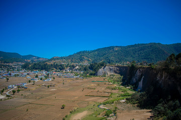 valle, con montañas  hermoso pueblo, 