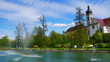 Ehingen (Donau), Deutschland: Ein Springbrunnen wirft einen Regenbogen in den Ehinger Stadtgarten