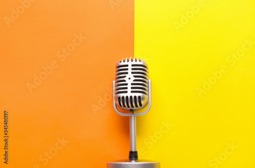 Obrazy mikrofon  retro-mikrofon-na-kolorowym-tle