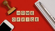 Home Office Holzbuchstaben mit Notizblock, Stift, Stempel und Handy