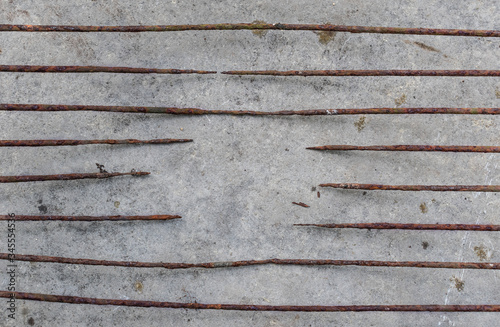 Fotomural Rusty deteriorated iron bars with stone background