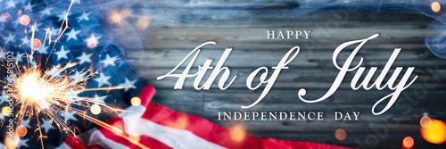 Fotografía American Flag With Sparkler And Smoke On Wooden Background With Words Happy 4th