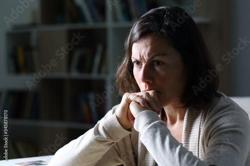 Fotomural Angry middle age woman thinking at night at home