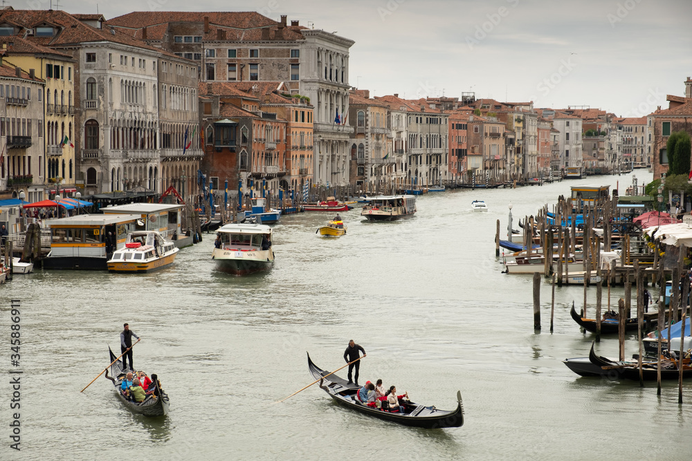 Góndolas y vaporettos en el Gran Canal de Venecia visto desde el puente de Rialto. - obrazy, fototapety, plakaty 