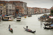 Góndolas y vaporettos en el Gran Canal de Venecia visto desde el puente de Rialto.
