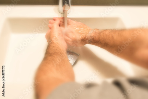 Cuadros en Lienzo lavar manos en lavabo con agua y jabón